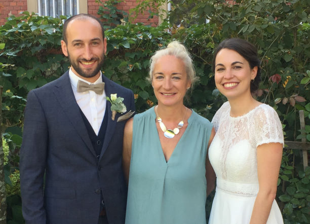 Désirée hat unsere freie Trauung gestaltet und wir könnten nicht glücklicher sein, es war märchenhaft! Wir hatten von Beginn an einen sehr persönlichen Kontakt und sie hat viele wunderschöne Details in die Traurede mit eingebaut. Wir und auch unsere Gäste haben zusammen gelacht, geweint und uns an viele schöne Ereignisse erinnert. Wir können Désirée nur weiterempfehlen!