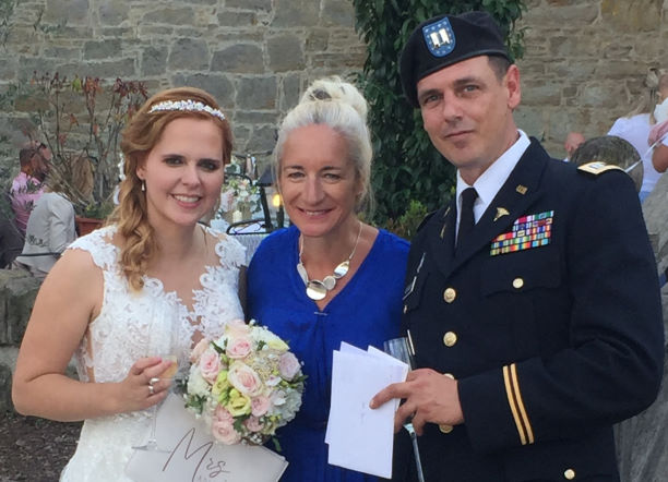 Désirée hat alles gegeben um mir meine Märchenhochzeit zu ermöglichen. Sie hat sich total viel Zeit für uns genommen. Sie hat die perfekte Trauung in Deutsch/Englisch vorbereitet. Es hätte nicht traumhafter seien können. Wir haben ihre Worte und Ihren Einsatz Sehr geschätzt. Durch sie ist unsere Trauung unvergesslich geworden.Ich kann sie nur weiterempfehlen.